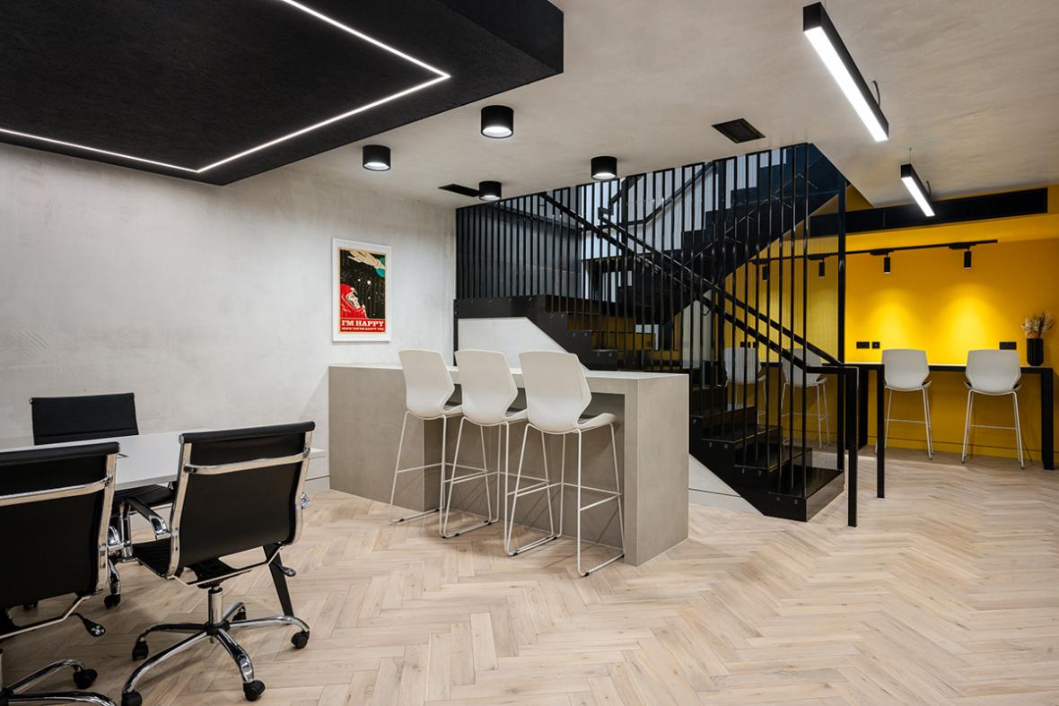 <img src="WEBSITE - (8052)_011.jpg" alt="ROSTRUM - converted warehouse and office fit out in Covent Garden by PLANSTUDIO ARCHITECTURE"/>